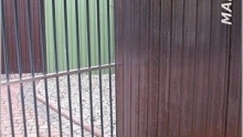 Gebäude mit blechen in der Rückseite der Holzstruktur