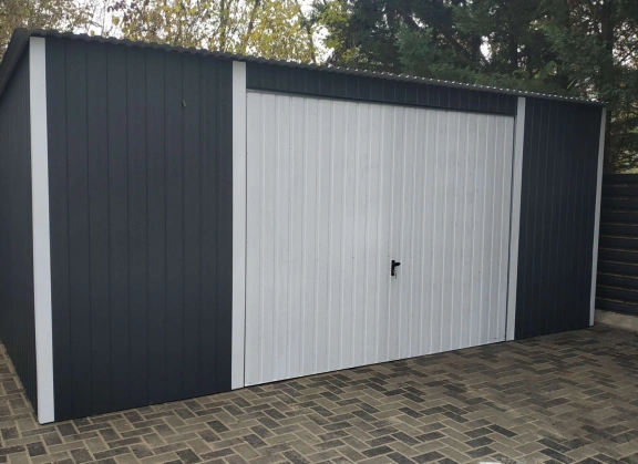 Garagen aus Acrylglas			 119